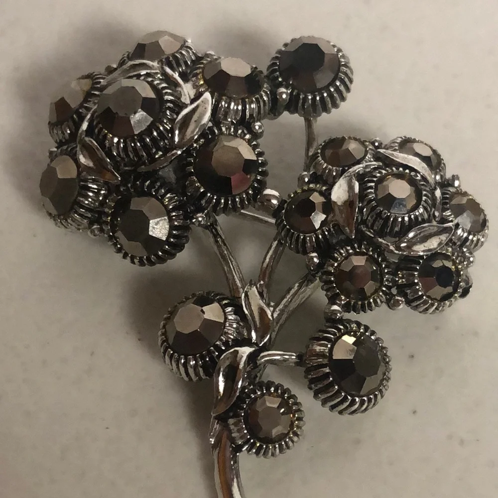 Vintage Weiss Silver Floral Rhinestone Brooch Elegant Jewelry Pewter Tone